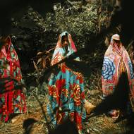 Mnoho Emberů se přestěhovalo do Bogoty, kam utekli před konfliktem mezi kolumbijskými polovojenskými jednotkami do bezpečí.

(María Camila, Luisa a Noraisi Birry stojí u hrobu své sestry Yadiry a mají na sobě šátky paruma, které po sobě Yadira zanechala. Yadira Birry (16) si s pomocí parumy vzala život 7. dubna 2023. Chocó, Kolumbie, 20. června 2024.)