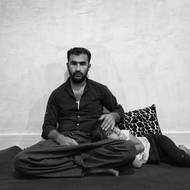 Mnozí kurýři navíc považují tuto činnost za legitimní, protože cítí sounáležitost s ostatními Kurdy v dalších zemích. Kolbaři však riskují, že je bezpečnostní síly a pohraniční hlídky zastřelí. 

(Dvaatřicetiletému Khaledovi museli vyoperovat obě oči poté, co ho pohraničník střelil do hlavy. Má dvě děti ve věku dva a sedm let. Kurdistán, Írán, 21. srpna 2019.)