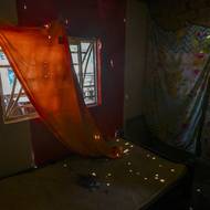 V bujném údolí Micay Canyon lemovaném horami na jihozápadě Kolumbie vládne samozvaná mafiánská struktura Estado Mayor Central (EMC). Přebrala roli státu: Vybírá poplatky za lékařskou péči, výpalné od horníků nebo zajišťuje zdravotní prohlídky prostitutům a prostitutkám.

(Díry po kulkách v domě ve vesnici la Hacienda poblíž El Plateado v kolumbijském departementu Cauca, 9. března 2025.)