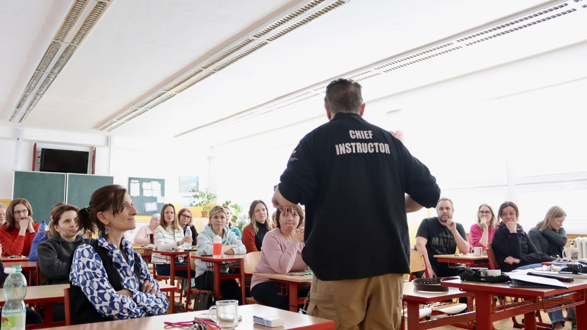„Na zem, pomozte mi s ním na zem.“ Školy se učí, jak čelit agresorům