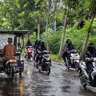 V Temboru sídlí islámská internátní škola Al-Fatah, kde studuje na dvacet tisíc studentů, z nichž polovina jsou dívky. Některé studentky nebydlí v internátu, ale mají ve městě pronajaté pokoje nebo byty. Do školy dojíždějí, a tak několikrát denně zaplaví ulice jinak poklidného městečka stovky dívek v nikábech na skútrech