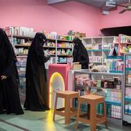 Ženy v nikábech nakupují v lékárně v Temboru. Obyvateté města na východní Jávě řídí své životy podle sunny, což je soubor Prorokových zvyků, činů a doporučení pro muslimský život.