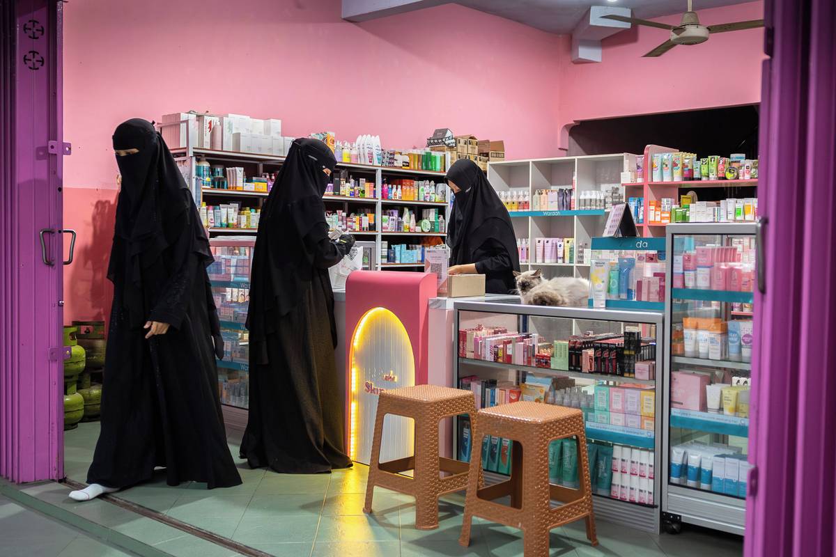 Ženy v nikábech nakupují v lékárně v Temboru. Obyvateté města na východní Jávě řídí své životy podle sunny, což je soubor Prorokových zvyků, činů a doporučení pro muslimský život.