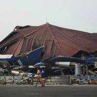 „Zasažena byla infrastruktura, jako jsou silnice, mosty a budovy, což způsobilo ztráty na životech a zranění civilistů. V postižených oblastech se v současné době uskutečňují pátrací a záchranné operace,“ uvedla junta v dřívějším prohlášení.

(Mandalaj, 28. března.)