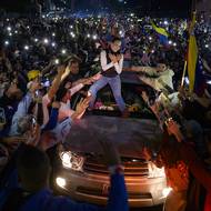 Kategorie Jednotlivá fotografie: Gabriela Oráa (Reuters).

V roce 2023 vyhrála María Corina Machadová venezuelské opoziční primárky, aby se v prezidentských volbách postavila Nicolási Madurovi, ale úřady jí zakázaly kandidovat. Podpořila proto bývalého velvyslance Edmunda Gonzáleze Urrutiu a vedla kampaň na jeho podporu. Po volbách úřady prohlásily Madura za vítěze, ale opozice výsledky zpochybnila. Maduro si tak udržel moc, González byl nucen odejít do exilu, ale Machadová zůstává ve Venezuele.

(Vůdkyně venezuelské opozice María Corina Machadová zdraví své příznivce ze střechy vozidla během předvolebního shromáždění opozičního prezidentského kandidáta Edmunda Gonzáleze Urrutii. Mérida, Venezuela, 25. června 2024.)