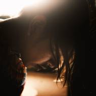 V hlavním městě čelí komunita diskriminaci a marginalizaci, žijí v přelidněných a nebezpečných podmínkách. 

(Ahitana (23) se několikrát pokusila o sebevraždu. Pochází z komunity Emberá Katio, nyní žije v Bogotě, kde čelí nepřátelství, špatnému zacházení a nedostatku ekonomických příležitostí. Bogota, 9. února 2024.)