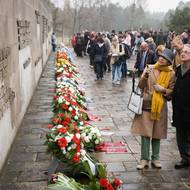 Ivan a Hana Lefkovitsovi u zdi obětí v Bergen-Belsenu v roce 2020.