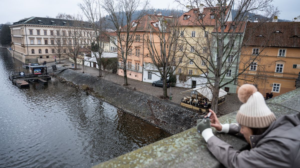 Historik: Pojmenovat náplavku po Schwarzenbergovi je sporné. Žil tam Werich