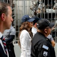 „Tohle jsou následky, kterým budete čelit,“ vzkázala Noemová na videovzkazu lidem, kteří ve Spojených státech spáchají zločin, a vyzvala nelegální migranty, aby do země nechodili a aby ti, co přišli, z ní odešli. Ministryně se už od nástupu do úřadu často objevuje osobně na místech boje se zločinem, zúčastnila se zátahů proti migrantům nebo jela na koni se členy pohraniční stráže.