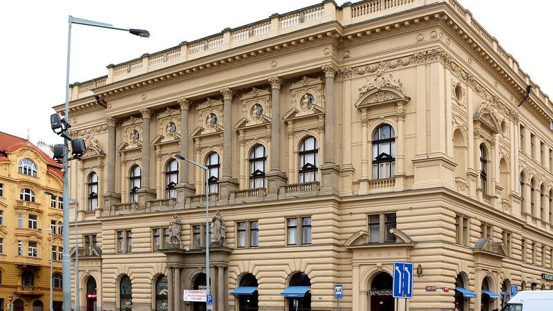 Hledá se nový majitel Národního domu na Vinohradech. Zlevnil o stovky milionů