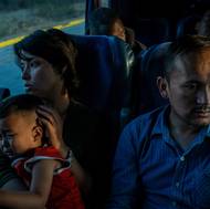 Ali, Taiba a jejich syn z Afghánistánu jsou na třídenní cestě autobusem, poslední etapě cesty z Mexico City do Tijuany, kde překročí hranici do Spojených států. Tepic, Mexiko, 31. března 2023.