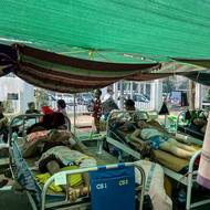 Kromě zdravotnických pomůcek lidem chybí jídlo a čistá voda. WHO v neděli prohlásila zemětřesení v zemi za nejvyšší stupeň nouze. Zároveň vyzvala k urychlené finanční pomoci Barmě ve výši osmi milionů dolarů (zhruba 184 milionů Kč). Peníze by měly jít na lékařskou pomoc.(Areál nemocnice v Mandalaji, 31. března.)