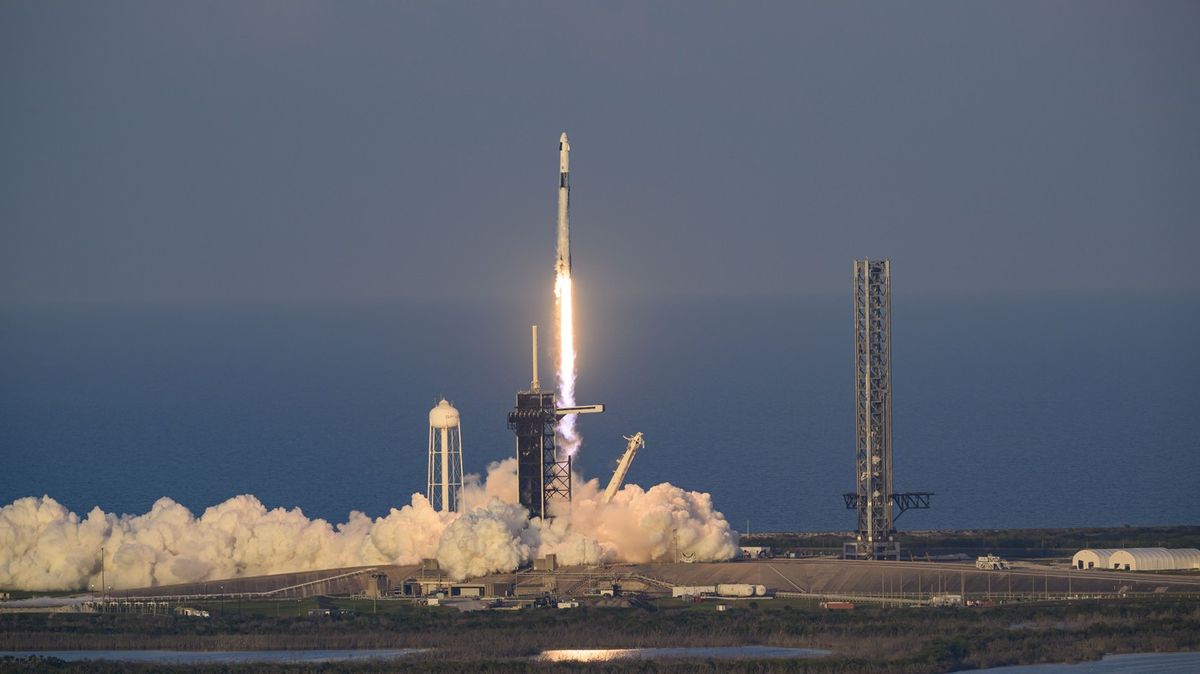Z USA odstartoval Falcon 9, umožní návrat dvou astronautů uvázlých na ISS