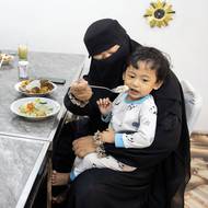 Atiqah Farid obědvá s dcerou, zetěm a vnukem Pashou v oddělené rodinné části restaurace v Temboru. Nikáby mají ženy jen kvůli přítomnosti fotografa. Pokud by byla rodina samotná, můžou je odložit.