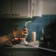 Projekt zkoumá, jak lidé přistupují k vlastní smrti v tomto jedinečném prostoru.
(Lahvička s DDMP2, lékařskou látkou používanou v programech lékařské pomoci při umírání (MAID).)