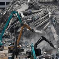 Dělníci odstraňují na snímku trosky zřícené budovy, kde jsou stále uvězněny desítky lidí, 29. března v thajském Bangkoku. 