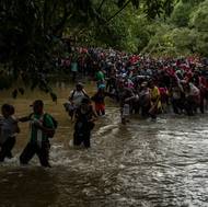 Jejich příběhy jsou plné nebezpečí: zrádné řeky, nelítostný terén a neustálá hrozba násilí a vykořisťování. Mnohým se to nikdy nepodaří.

(Tisíce migrantů se navzájem podpírají, aby je nestrhl prudký proud řeky Rio Muerto („Řeka smrti“). V jejích zrádných vodách se utopilo již několik lidí. Kolumbie, 2. srpna 2023.)