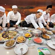 Na hostině se podává spousta pokrmů vycházejících z arabské kuchyně, což je v Indonésii trochu neobvyklé, ale všechno je tak chutné, že by nikoho nenapadlo stěžovat si.