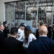 CECOT nechal vybudovat salvadorský prezident Nayib Bukele poté, co ve volební kampani slíbil tvrdý boj se zločinem, který středoamerickou zemi velmi trápí. Minulý měsíc nabídl zařízení Spojeným státům. Podle dohody Washington za roční pobyt deportovaných migrantů zaplatí středoamerické zemi šest milionů dolarů (asi 138 milionů korun).