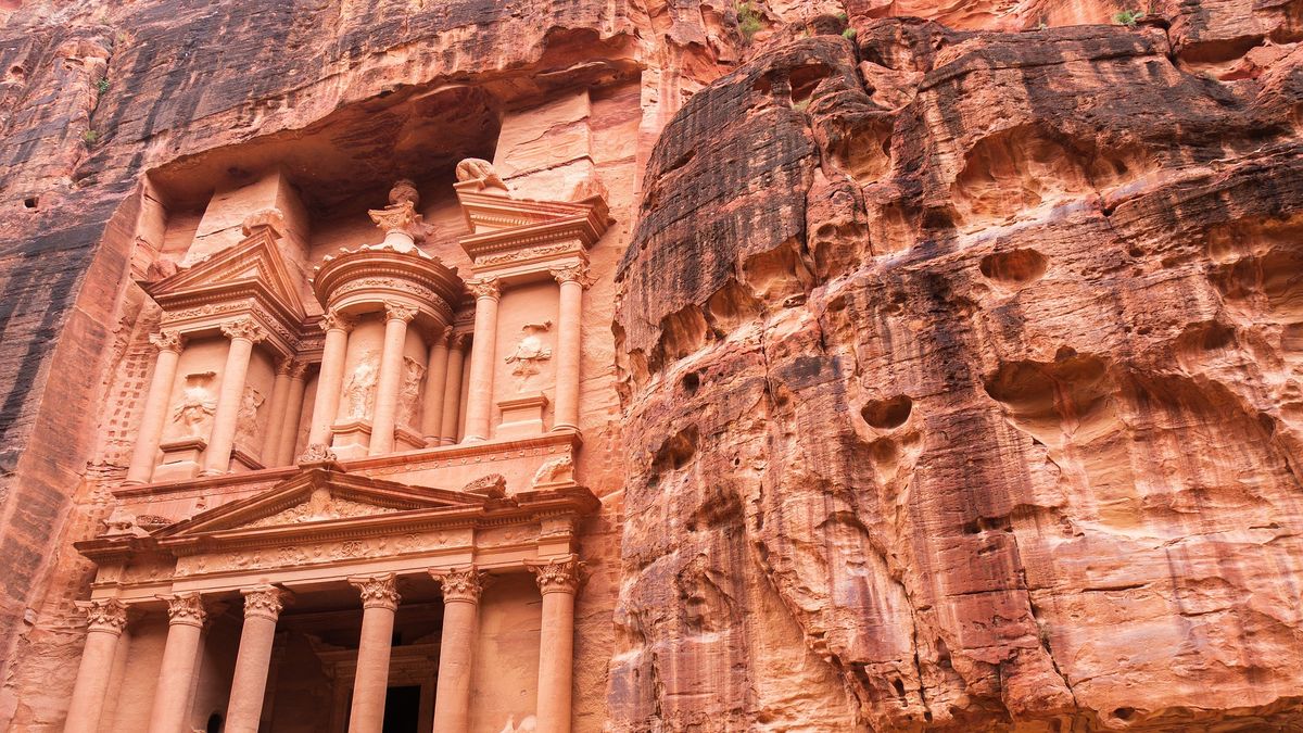 Záchranáři v jordánské Petře kvůli povodním evakuovali 1800 turistů