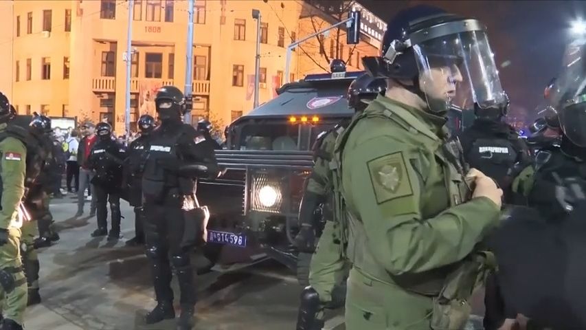 Video: Srbská opozice viní policii z použití sonické zbraně. Vláda to popírá