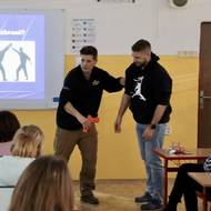 Instruktor Pavel Černý teorii prokládá praktickými ukázkami.