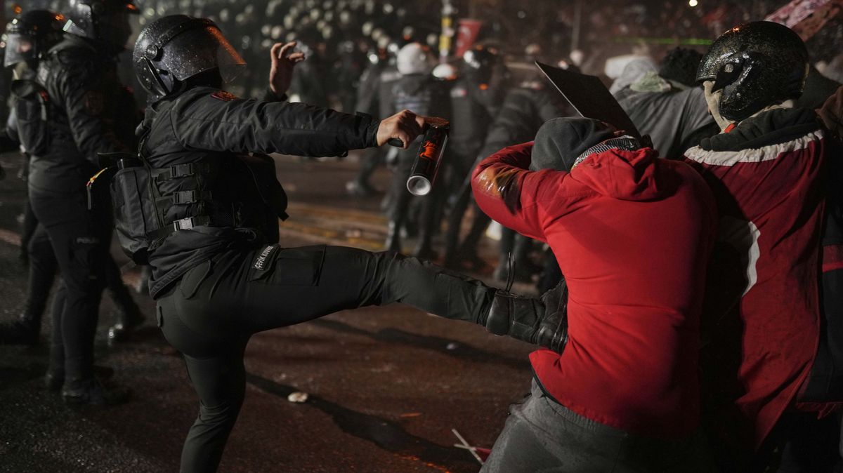 Fotky: Hněv Istanbulu. Protesty v Turecku jsou největší za víc než deset let