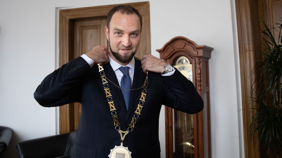 Komisaře NCOZ obžalovali, že vynesl informace. A předal je synovi primátora