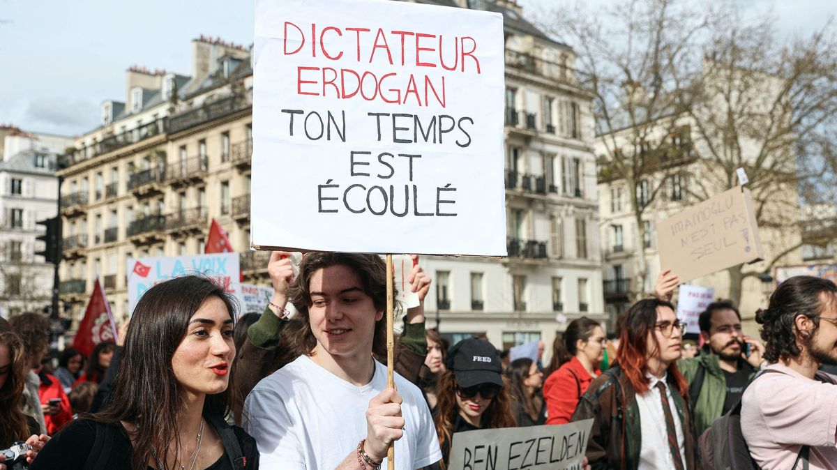 Desetitisíce Francouzů protestovaly proti rasismu a vzestupu krajní pravice