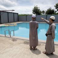 Ve škole je žákům k dispozici hala s hřištěm na fotbal, posilovna nebo dva bazény. Chlapecký bazén je od dívčího oddělený vysokou zdí, aby se studentky nemusely koupat zahalené.