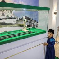 Chlapec s bázní pozoruje luk a šípy, které dle certifikátu pravosti patřily samotnému Prorokovi. Předměty daroval místnímu šejkovi malajský sběratel profesor Abdul Manan Embong z Universiti Malaya v Kuala Lumpur. Pro ověření pravosti najalo muzeum experta a samo vystavilo certifikáty.