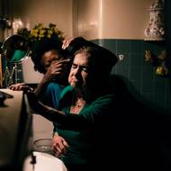 Ana Maria pečuje o ženu, u které je zaměstnána již pět let. Lisabon, Portugalsko, 11. prosince 2023.