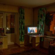 Protože Alionina babička jen zřídkakdy vychází z domu, televize (zde vysílá projev prezidenta Putina) je často jejím oknem do světa. 12. ledna 2023 v  Tomsku.