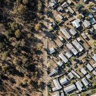 V období sucha vstupují sloni do města a hledají tam potravu. Při tom ničí zahrady, zeleninové záhony a ovocné stromy. Pokud je někdo vyplaší, mohou někoho ohrozit.

(Letecký pohled na nově postavené domy vedle oplocení národního parku Mosi-oa-Tunya. Počet obyvatel Zambie se od roku 1990 téměř ztrojnásobil. Livingstone, Zambie, 2. září 2024.)