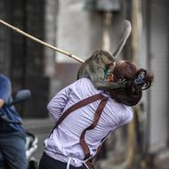 Lidé se je snažili odradit praky. Nepovedlo se. Od dubna loňského roku úřady zahájily sterilizační program, aby situaci dostaly opět pod kontrolu.

(Makak dlouhoocasý útočí na zaměstnance obchodu u chrámu Phra Prang Sam Yot. Lopburi, Thajsko, 3. února 2024.)