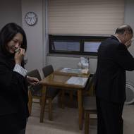 Kategorie Jednotlivá fotografie: Jae C. Hong (Associated Press).

Nicole Motta a její biologický otec Jang Dae-chang si utírají slzy po emotivním setkání po 40 letech odloučení, Soul, 31. května 2024. Nicole si v roce 1985 adoptovali Američané z korejského sirotčince poté, co byla v péči sousedů. Její otec vyprávěl, že rodina byla rozdělena, když mu nevyšlo povolání. Když se dceru snažil najít, dozvěděl se, že ji dal pryč jeden z příbuzných. Od 50. let 20. století bylo do USA adoptováno přibližně 200 000 korejských dětí, často to umožnila podvodná dokumentace.