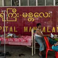 „Jsou to hlavně místní dobrovolníci, místní lidé, kteří se jen snaží najít své blízké,“ citovala ji AP. Nemocnice nicméně mají problémy s přílivem zraněných. (Areál nemocnice v Mandalaji, 31. března.)