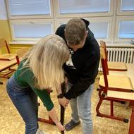 Učitelé si zkoušejí, jak mají v krajním případě zpomalit útočníka. 