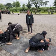 Na hřišti trénují žáci speciální bojové umění furusiyah, které vymyslel Syekh Ubaidillah Ahror, jeden ze synů zakladatele školy Syekha Mahmuda.