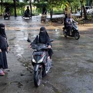 Nikáb není v Indonésii tradiční oblečení. Ačkoli islám dominoval na Jávě od 18. století, ještě na začátku 20. století nosily ženy v některých venkovských oblastech tradiční oděv s odhalenou horní částí těla.