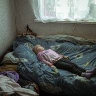Kategorie Jednotlivá fotografie: Florian Bachmeier.
Probíhající konflikt ve vesnici nedaleko Kupjansku přinutil Anhelininu rodinu hledat dočasné útočiště. Nyní žije se svou babičkou Larisou v Borščivce, zatímco její matka je v asi hodinu vzdáleném Charkově. Holčička trpí záchvaty paniky. (Borščivka, 7. března 2024)