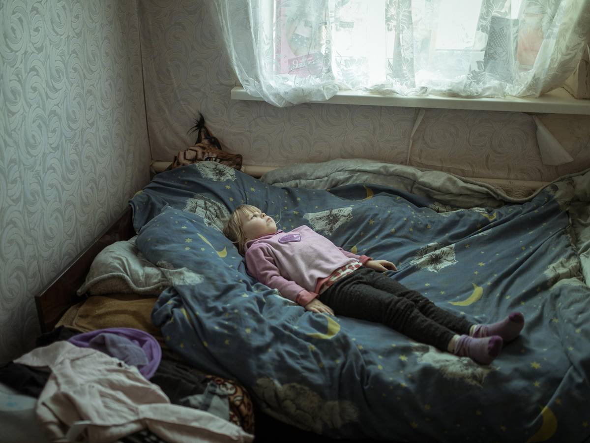 Kategorie Jednotlivá fotografie: Florian Bachmeier.
Probíhající konflikt ve vesnici nedaleko Kupjansku přinutil Anhelininu rodinu hledat dočasné útočiště. Nyní žije se svou babičkou Larisou v Borščivce, zatímco její matka je v asi hodinu vzdáleném Charkově. Holčička trpí záchvaty paniky. (Borščivka, 7. března 2024)