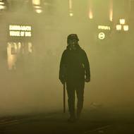 Tbiliská Rustaveliho třída zahalená kouřem poté, co policie nasadila proti demonstrantům slzný plyn, 7. prosince 2024.