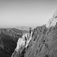 Kategorie Dlouhodobý projekt: Ebrahim Alipoor. 

Kolbaři (přeshraniční kurýři) převážejí na zádech zboží, jako jsou domácí spotřebiče, mobilní telefony a oblečení, přes zrádný terén z Iráku a Turecka do íránského Kurdistánu. 

(Na snímku jde kurýr po náročné horské stezce, jejich batohy mohou vážit kolem 50 kg. Přechod trvá v průměru 8 až 12 hodin. Kurdistán, Írán, 1. června 2019.)