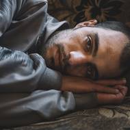 Svědectví přeživších odhalila rozsah systematického zadržování, mučení a tajných poprav odpůrců Asadova režimu, který již tak brutální vězeňský systém proměnil ve válečnou zbraň. 

(Mohamed Khaled Krayem, který je na svobodě po sedmi letech věznění za držení marihuany, zjišťuje, že jeho svalová paměť instinktivně reprodukuje polohu, kterou byl nucen zaujmout při spánku v přeplněné cele. Damašek, Sýrie, 15. prosince 2024.)