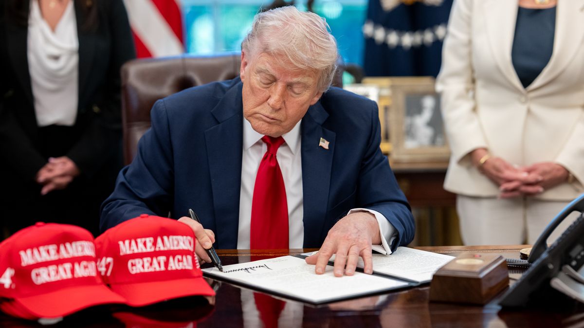 Americký prezident Trump ohlásil stoprocentní clo na zahraniční filmy