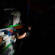 Celé pevninské Španělsko dnes kolem 12:30 postihl výpadek proudu, který způsobil problémy zejména v dopravě - zastavilo se metro v Madridu či Barceloně a vlaky po celé zemi, zpoždění hlásí i z letišť. 


(Lidé nakupují potraviny po tmě v Lisabonu, 28. dubna v Portugalsku.)