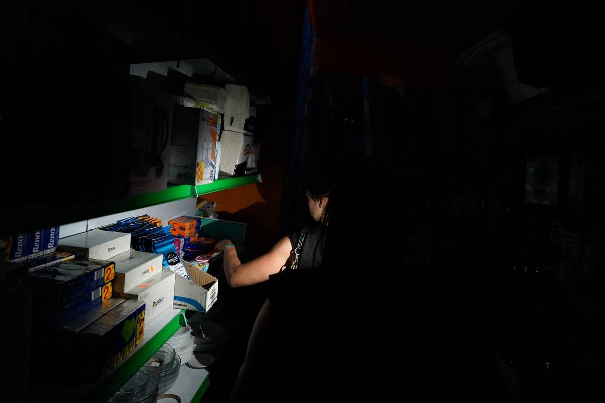 Celé pevninské Španělsko dnes kolem 12:30 postihl výpadek proudu, který způsobil problémy zejména v dopravě - zastavilo se metro v Madridu či Barceloně a vlaky po celé zemi, zpoždění hlásí i z letišť.
(Lidé nakupují potraviny po tmě v Lisabonu, 28. dubna v Portugalsku.)