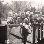 Vlak, který do Roztok u Prahy dorazil, čítal 70 vagónů, v nichž se mačkalo kolem čtyř tisíc vězňů. Snímek byl pořízen 30. dubna 1945.