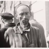 Jeden z vězňů na roztockém nádraží. Snímek byl pořízen 30. dubna 1945. 